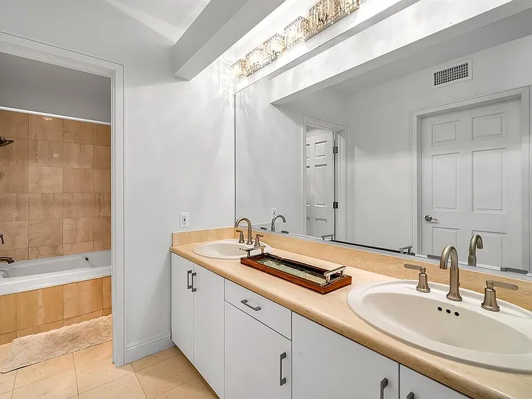 10724 Wilshire Blvd #809 — Photo 12