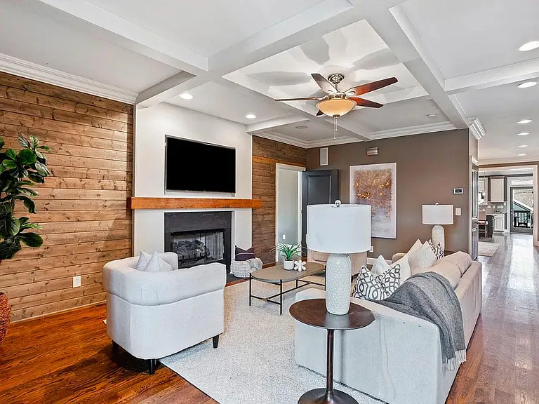 920 Caruthers Ave — Photo 3