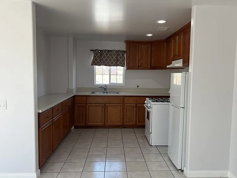 1454 N Gaviota Ave — Photo 2