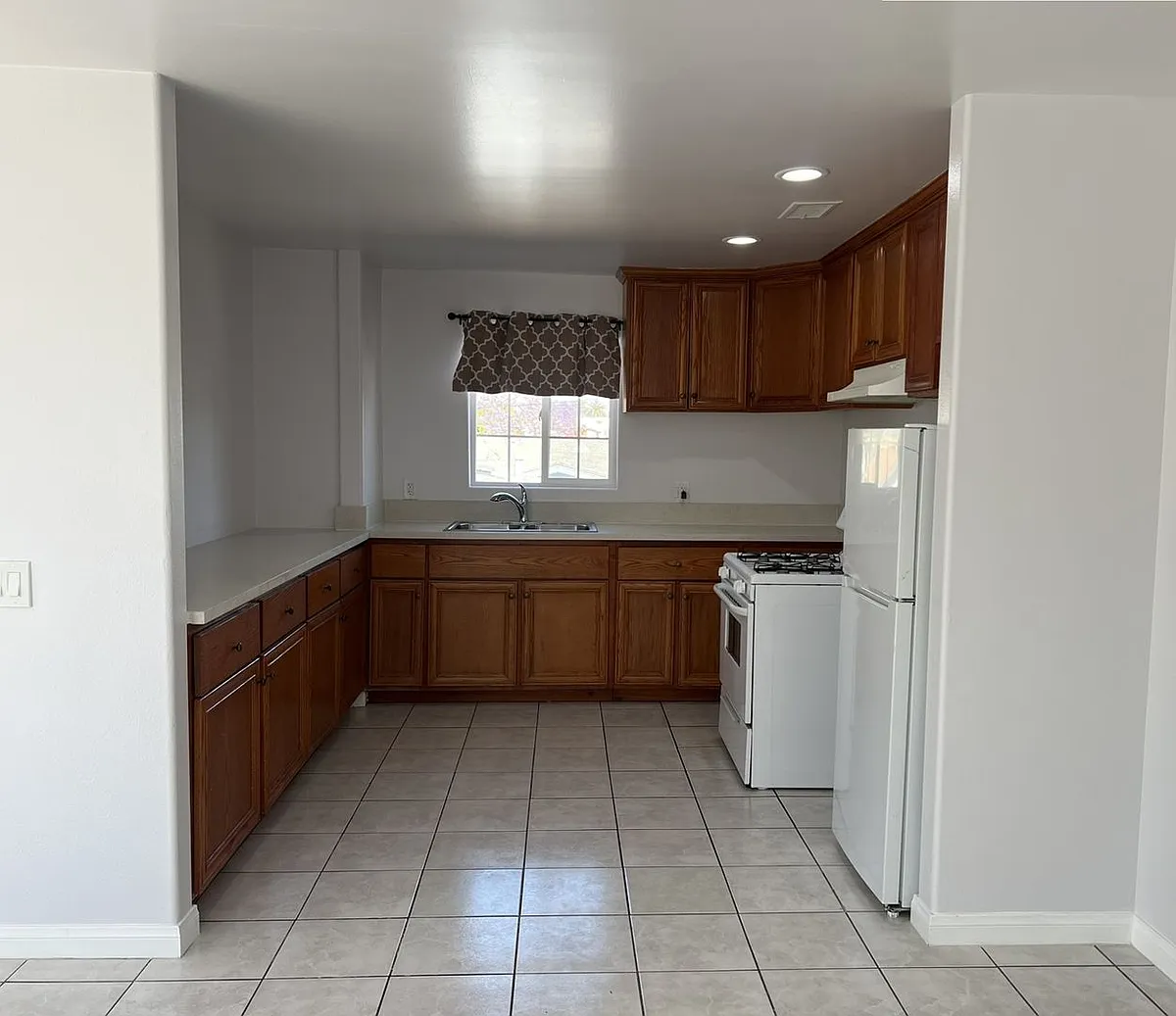 Building Photo - 1454 N Gaviota Ave