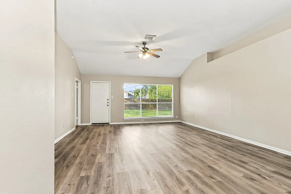 3 bed, 2.0 bath, 1437 sqft, $1,745 — Photo 3