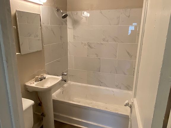 3rd image of 2303 N Louis St #2305