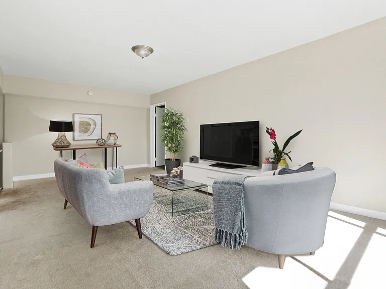 115 Doheny Apartments — Photo 7
