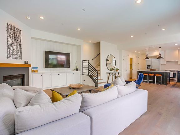 3rd image of 431 N Cedros Ave