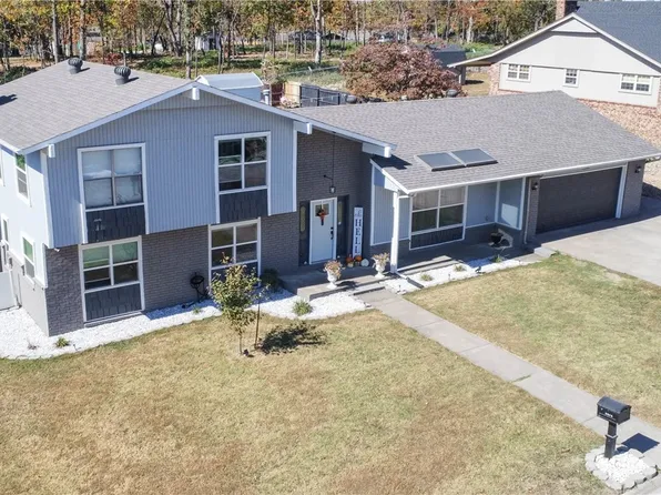 1202 S 13th St, Rogers, AR 72758