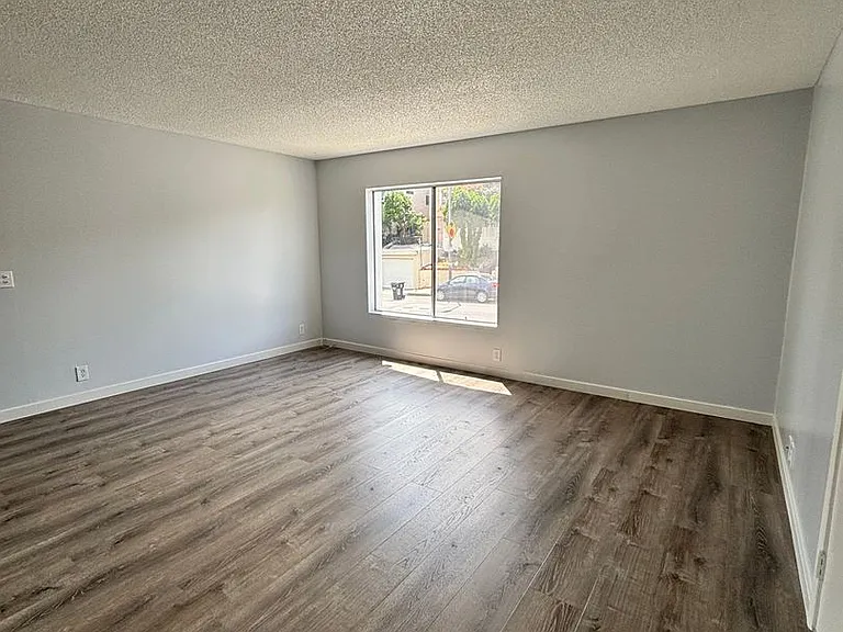 2649 Marengo St — Photo 4