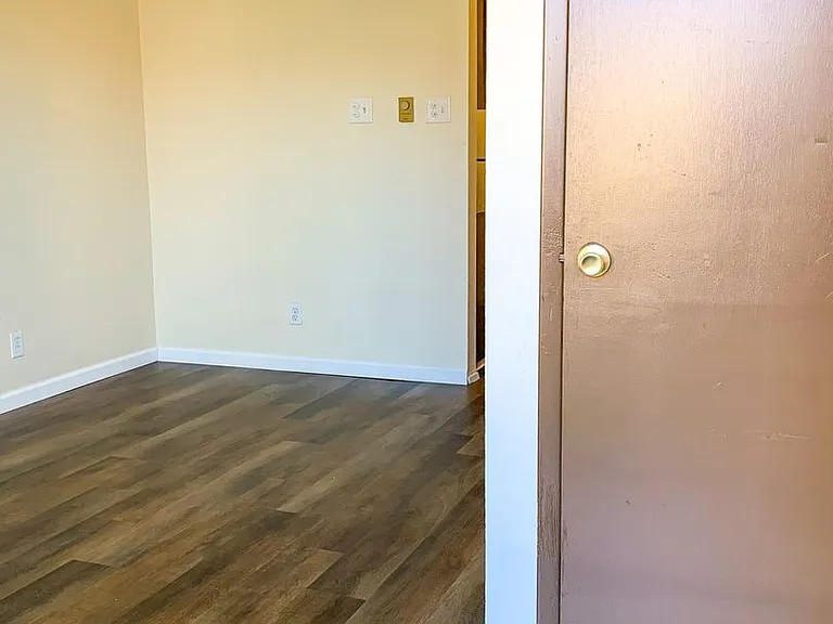 Spacious 2 Bedroom Apartment with Private Patio — Photo 6