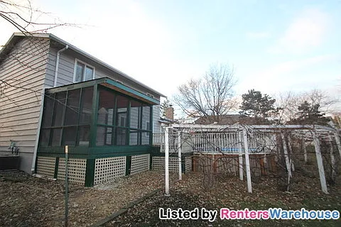4204 Victoria St N — Photo 2