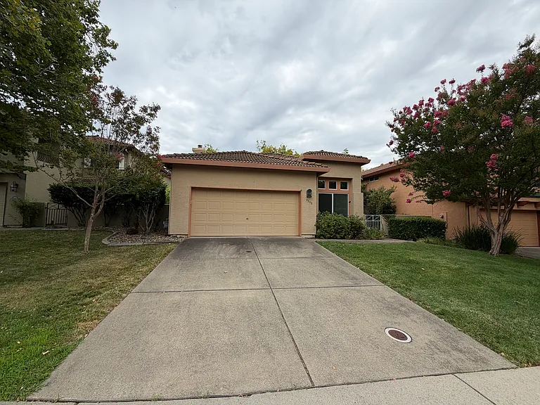 2833 Catalina Dr — Photo 2