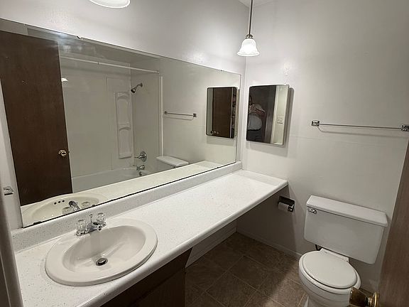 3rd image of 927 W Main St