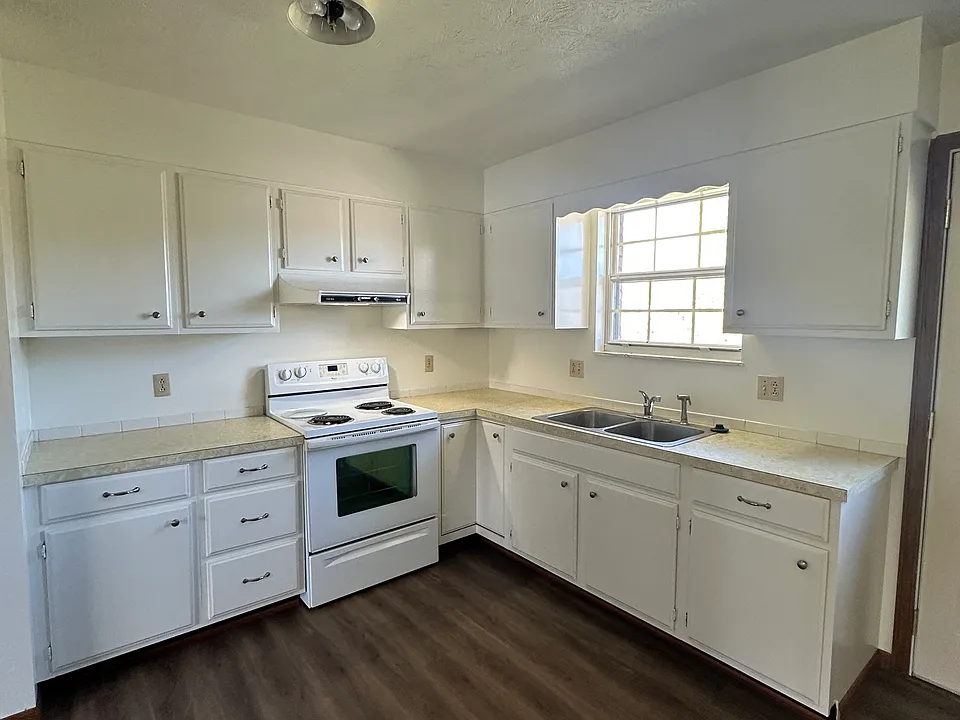110 & 112 Iroquois Dr