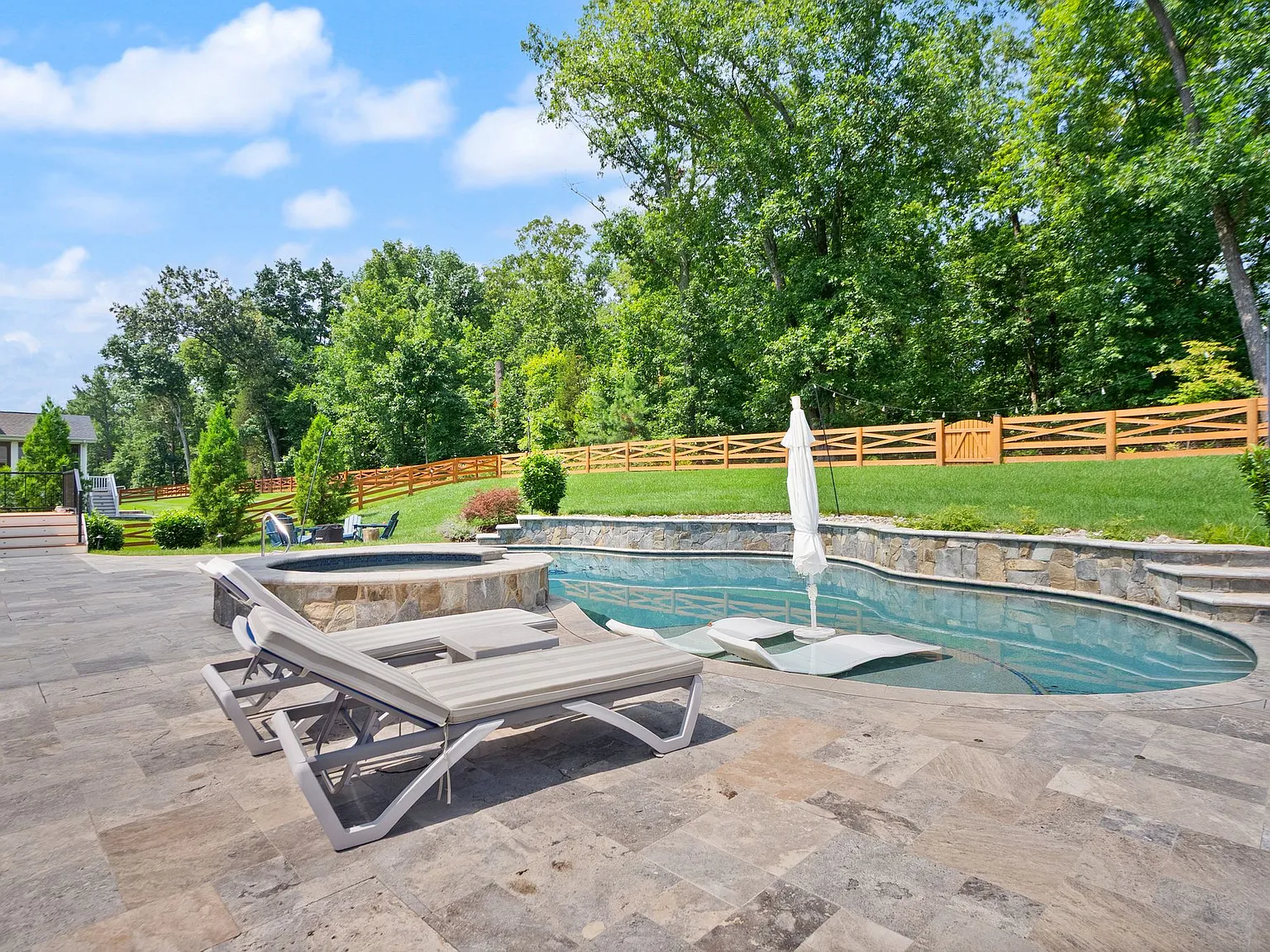 6 bed, 7.5 bath, 7656 sqft, $9,990 — Photo 4