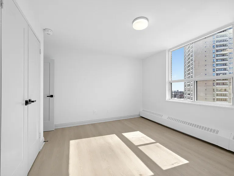 225 Davisville Ave — Photo 42