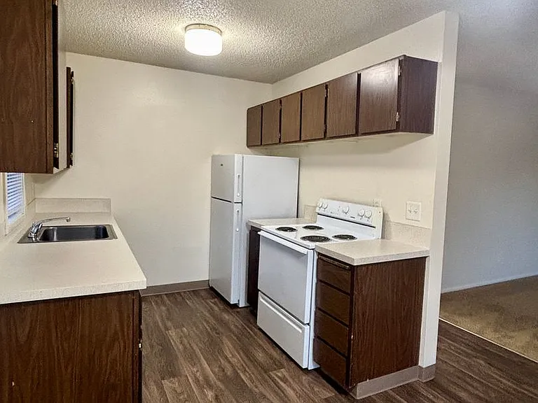 Sunnyside Village Apartments — Photo 25