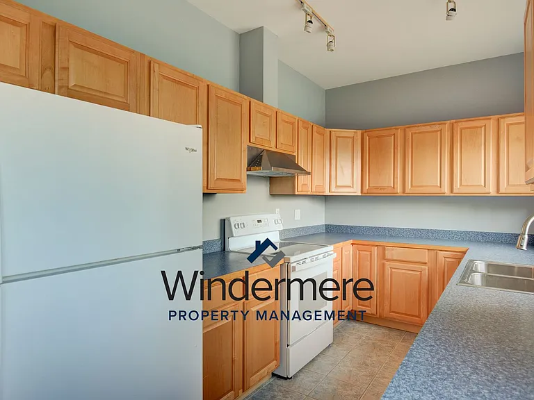 2480 N Bluff Rd — Photo 2