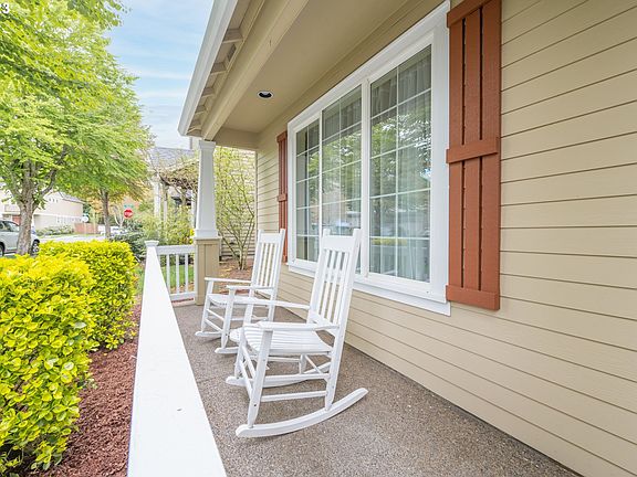 4th image of 1076 SE Portlandia Ave