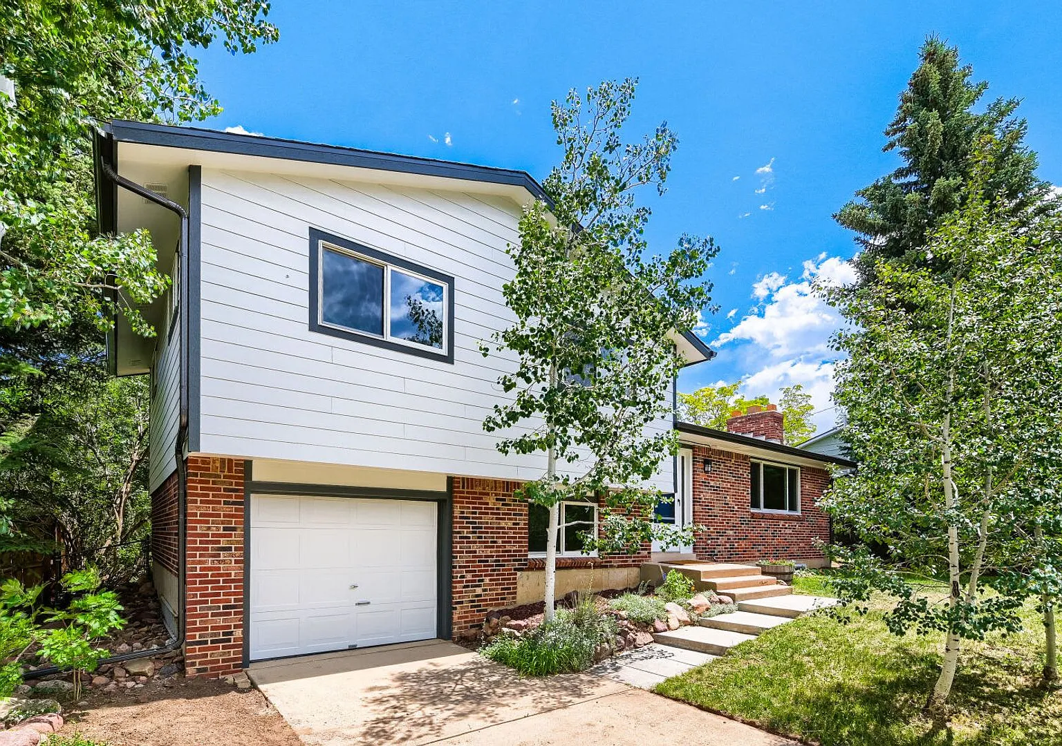 Beautiful 3-Bedroom Home with Large Backyard & Mountain Views — Photo 1