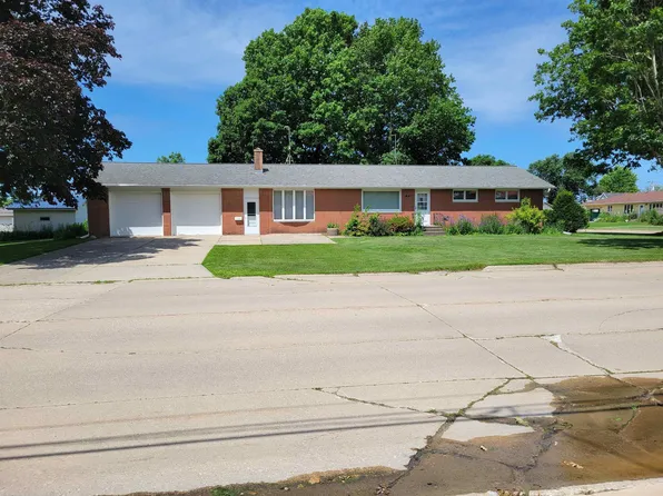 302 2nd St SW, Cresco, IA 52136