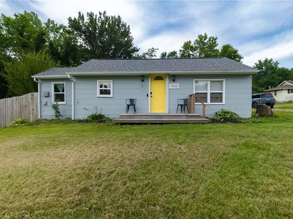 1703 NE 72nd St, Gladstone, MO 64118