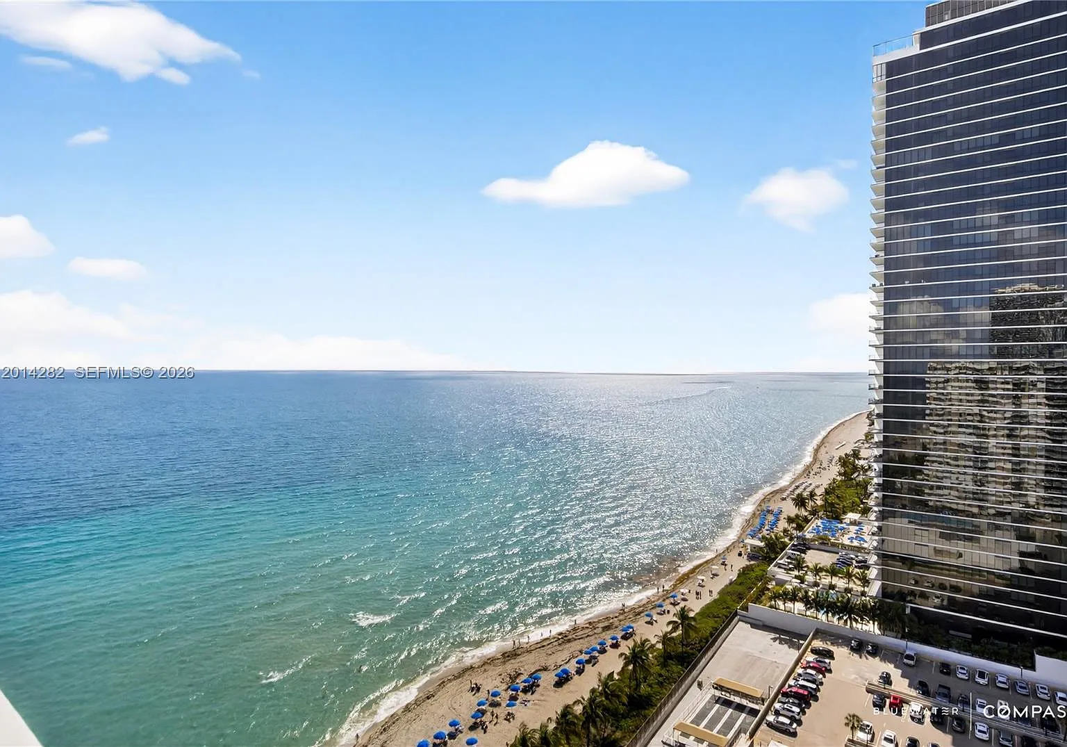 Hemispheres Condo — Photo 1