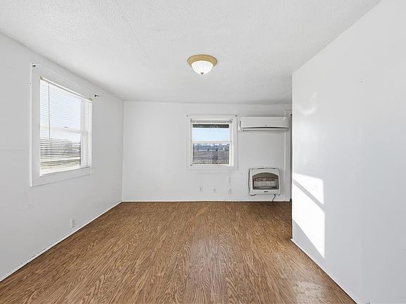 4th image of 490 Lambs Rd