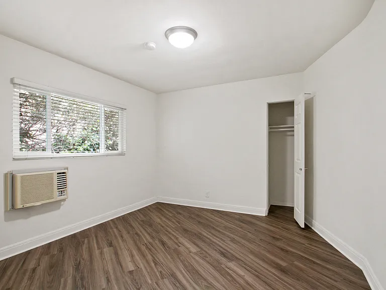Levering Apartments — Photo 34
