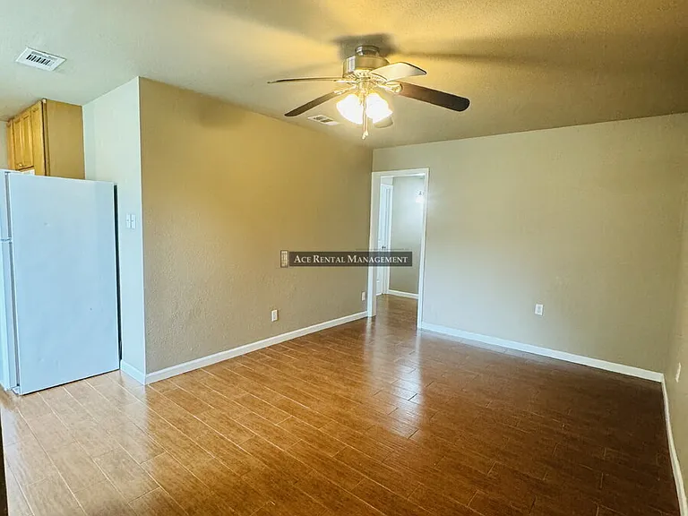 Pine Shadows Duplex Apartments — Photo 3