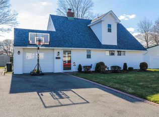 165 Elm Dr E, Levittown, NY 11756