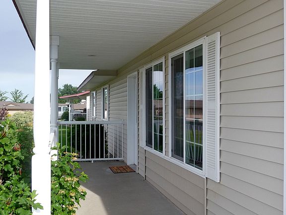 Covered front patio & entrance