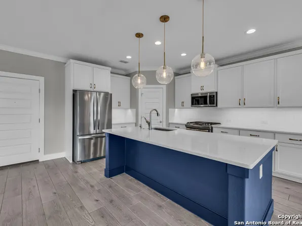 1511 E Sandalwood Ln Building 6, San Antonio, TX 78209