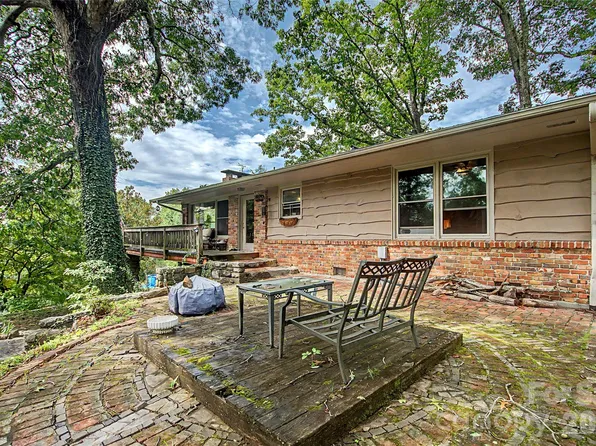70 Dogwood Dr, Hendersonville, NC 28791