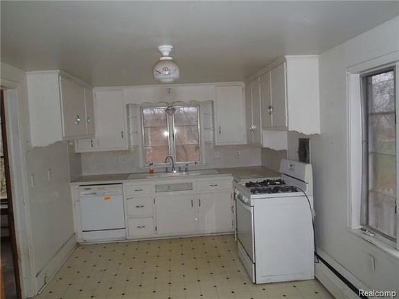 4th image of 645 W Huron River Dr