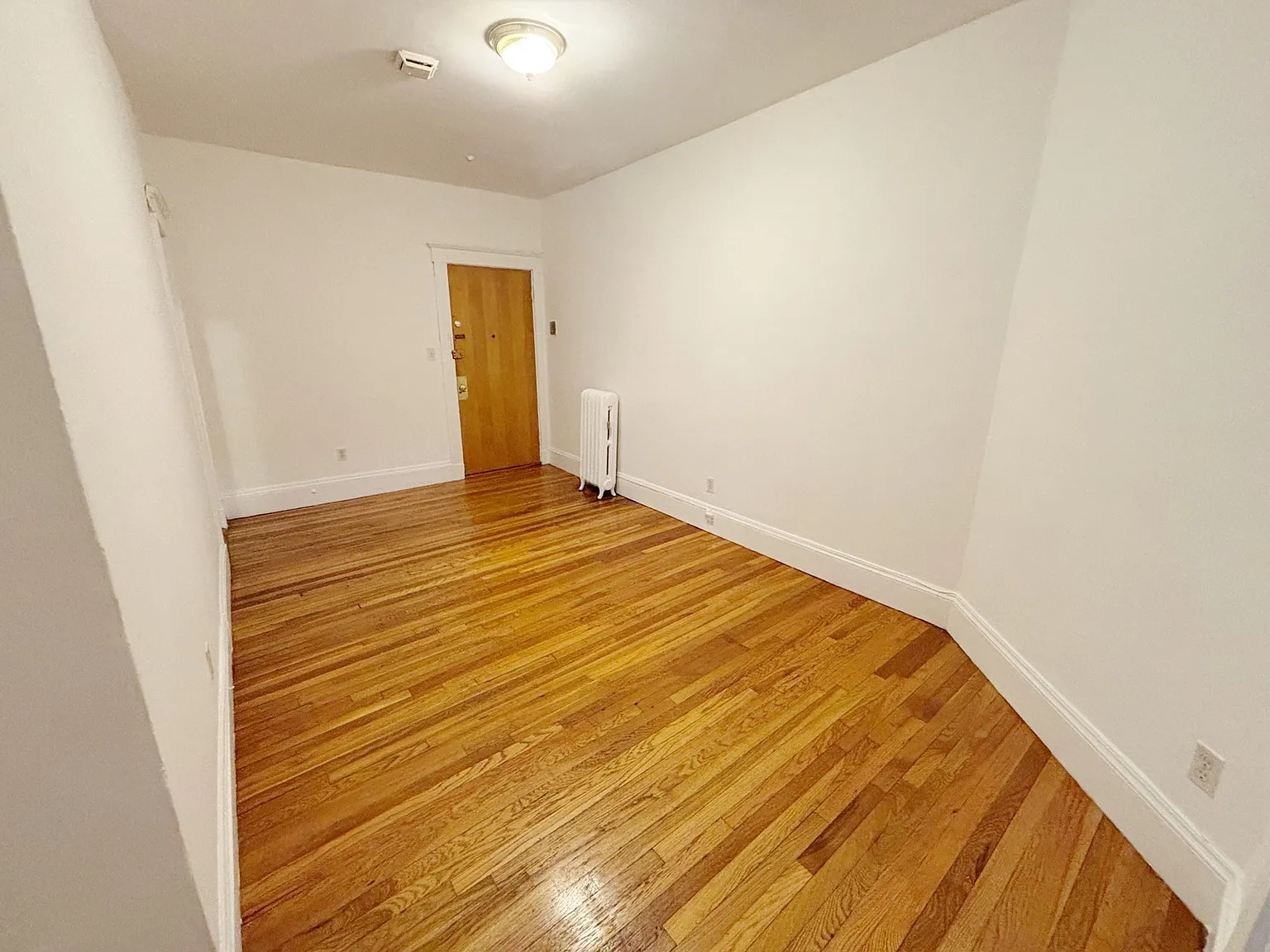 3 bed, 2.0 bath, 865 sqft, $3,300 — Photo 2