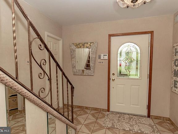 5th image of 122 Ann Dr