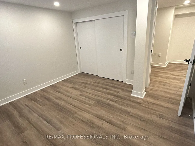 15 Wexford Ave N #LOWER — Photo 6