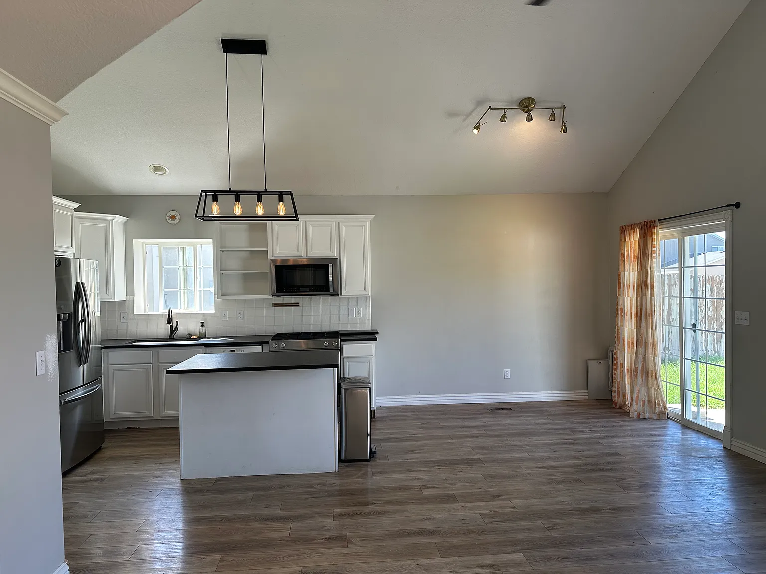 3 bed, 1650 sqft, $1,800 — Photo 3