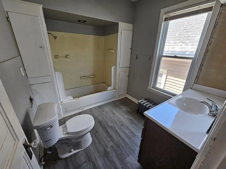 531 E Locust St — Photo 6