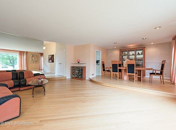 4th image of 6926 Lorel Ave