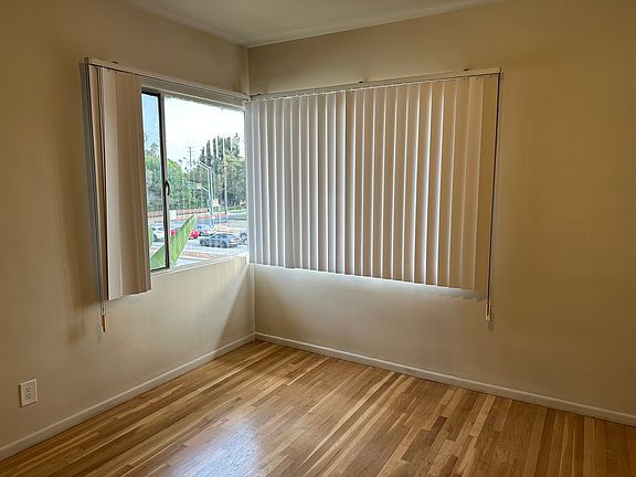 3rd image of 1658 Huntington Dr