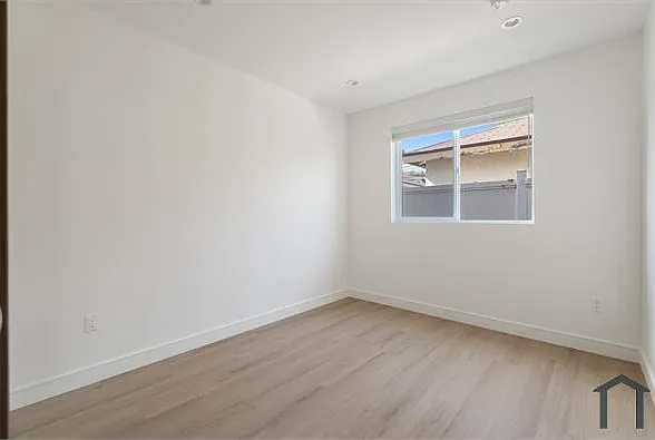 15207 1/2 Morrison St — Photo 6