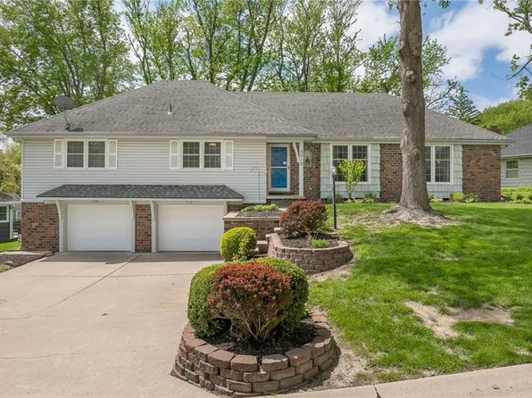 5012 Briarwood Ln, Saint Joseph, MO 64506
