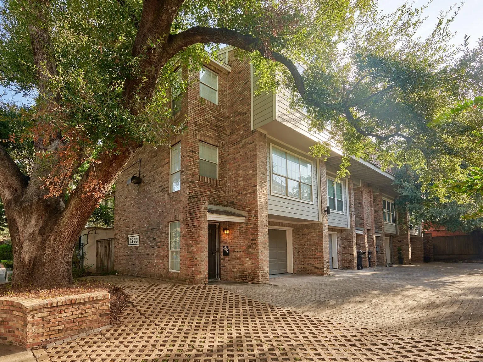 1 bed, 1.0 bath, 918 sqft, $1,850 — Photo 2