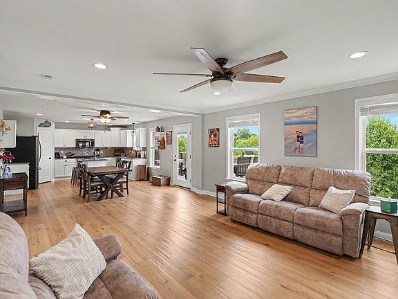 5th image of 2423 Treetop Ln
