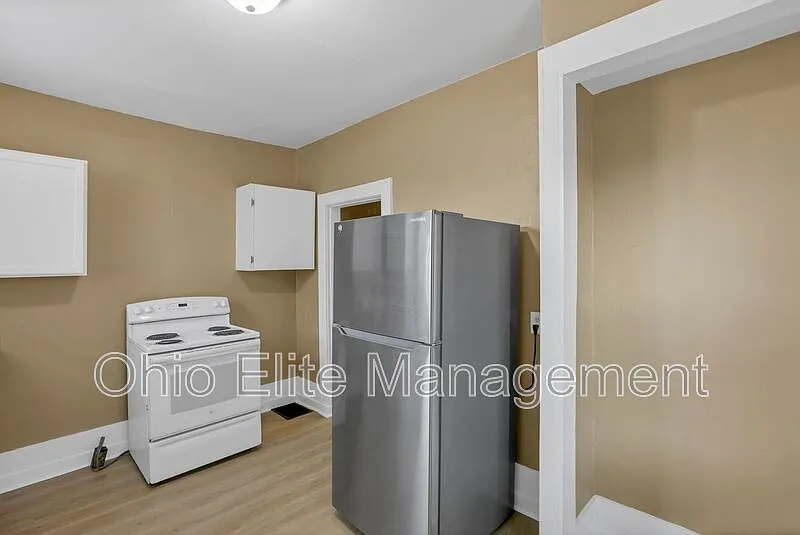 3 bed, 1.0 bath, 1064 sqft, $1,295 — Photo 1
