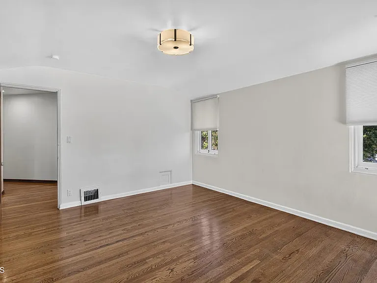 550 Old Mill Rd — Photo 36