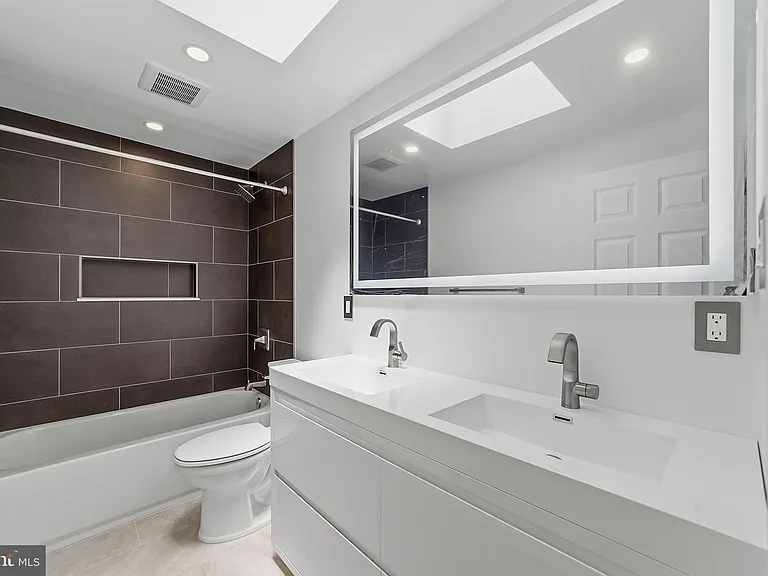 1135 W Thompson St — Photo 14
