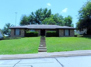 909 Austrian Rd, Grand Prairie, TX 75050