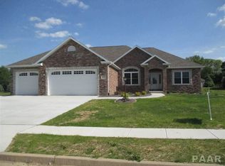 3748 Grandview Ct, Pekin, IL 61554