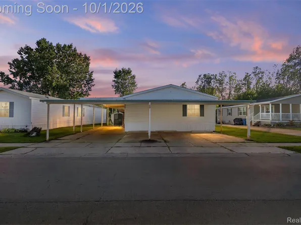 324 Fox Chase Blvd, Grand Blanc, MI 48439