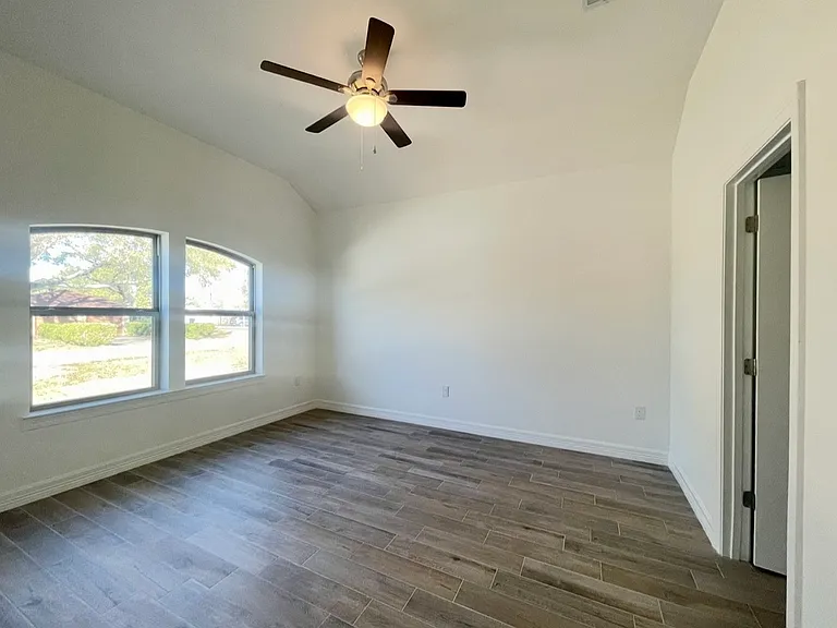 2507 Avenue G — Photo 9